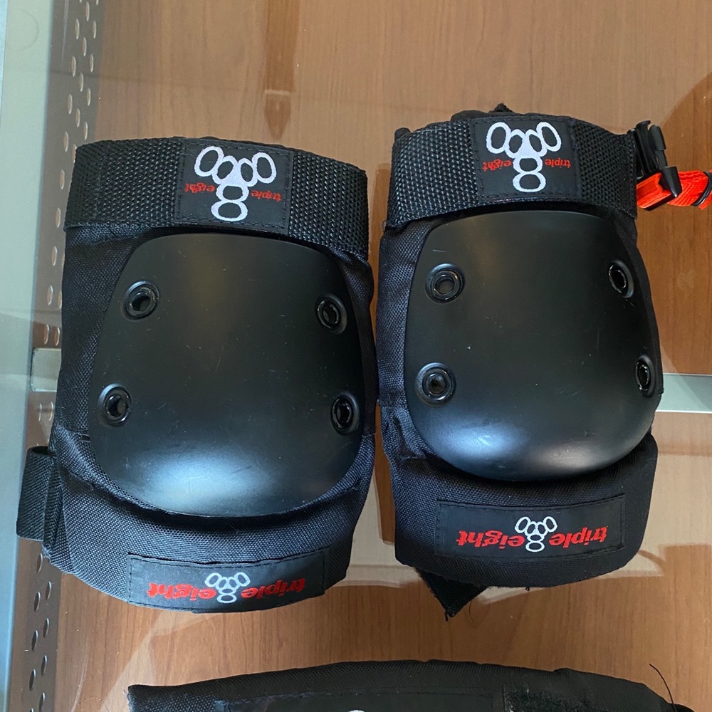 Elbow pads